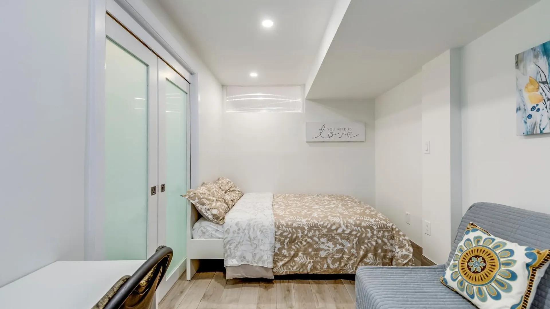 Midtown 2 Bedroom Basement Apartment تورونتو 0*,